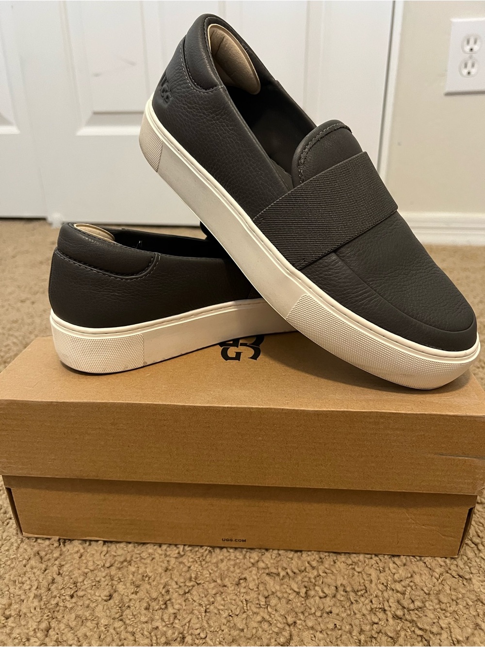 UGG Womens Chanze Slip-On Leather Sneakers in Charcoal Gray and White